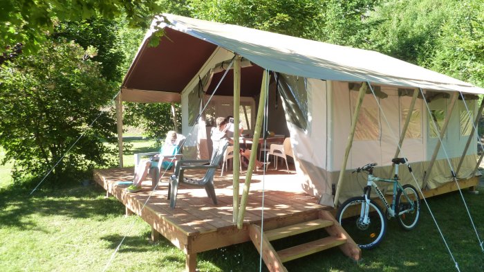 tellen Kosten overdracht Safaritent huren op onze kleine autovrije camping in frankrijk met zwembad,  aan een meer in een natuurlijke omgeving.